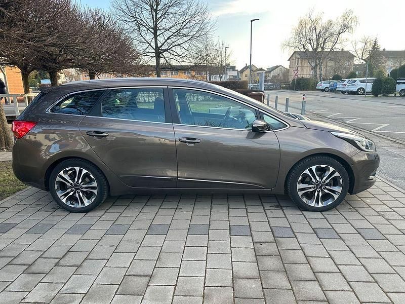 Gebraucht Kia Ceed Sportswagon Spirit 128 PS (94 kW) 2012 Braun Kombi