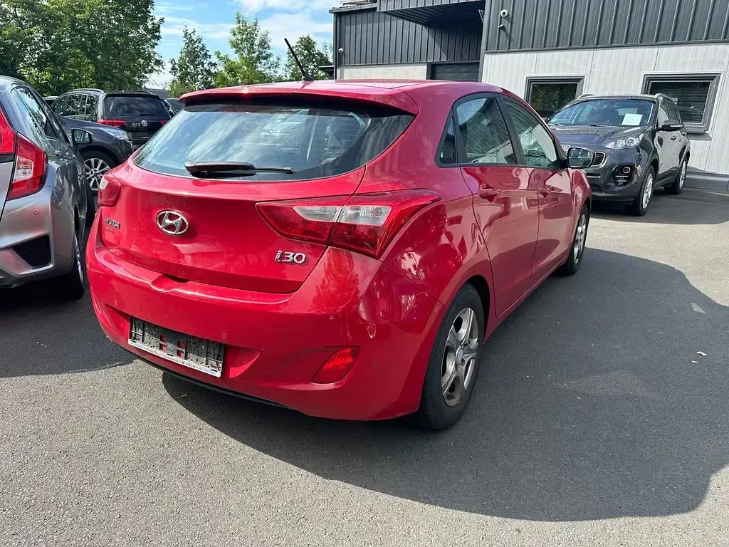 Gebraucht Hyundai i30 Classic 90 PS (66 kW) 2013 Rot Limousine