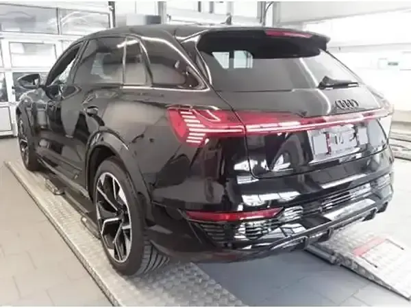 Gebraucht Audi SQ8 e-tron Ambiente 369 kW (503 PS) 2024 Mythosschwarz metallic SUV