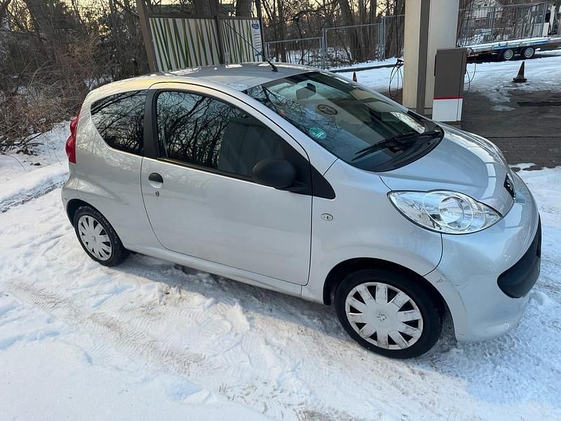 Gebraucht Peugeot 107 68 PS (50 kW) 2006 Silber Kleinwagen