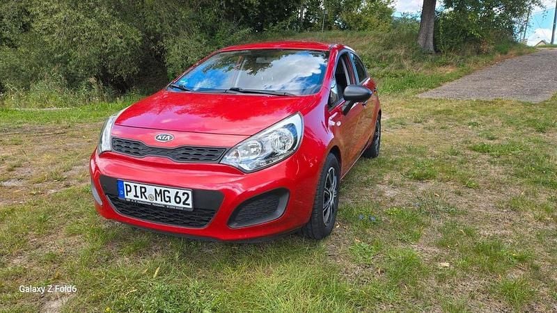 Rot Gebraucht 2011 Kia Rio Attract Limousine | 3.890 € (Fairer Preis) - Bild 1/4