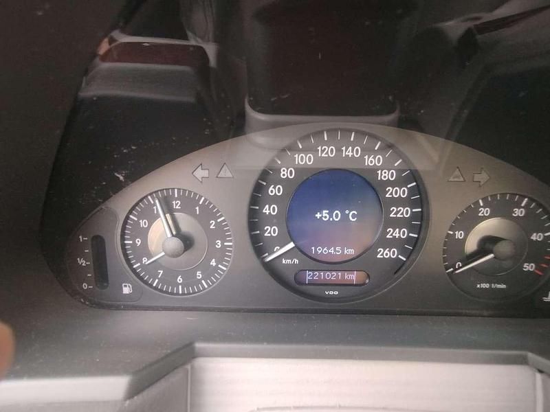 Second-hand Mercedes 220 197 CP (144 kW) 2004