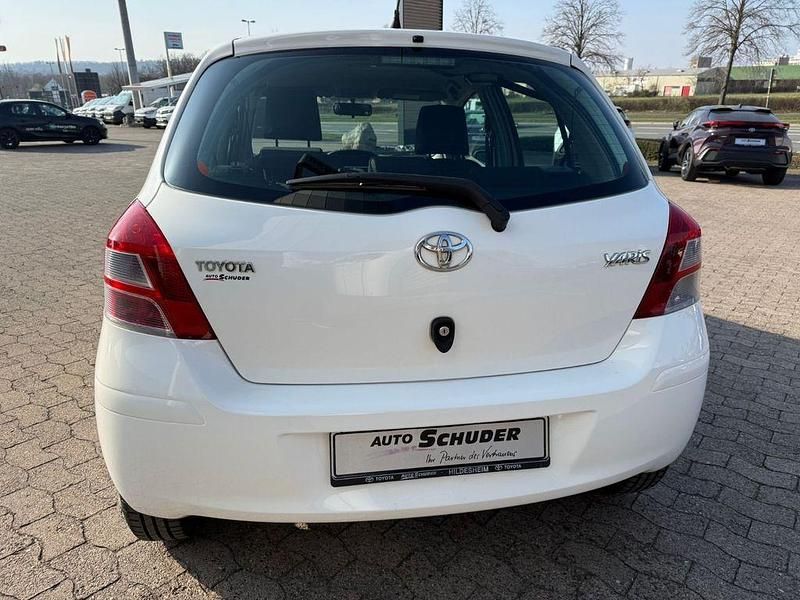 Gebraucht Toyota Yaris Cool 69 PS (50 kW) 2011 Weiß Kleinwagen
