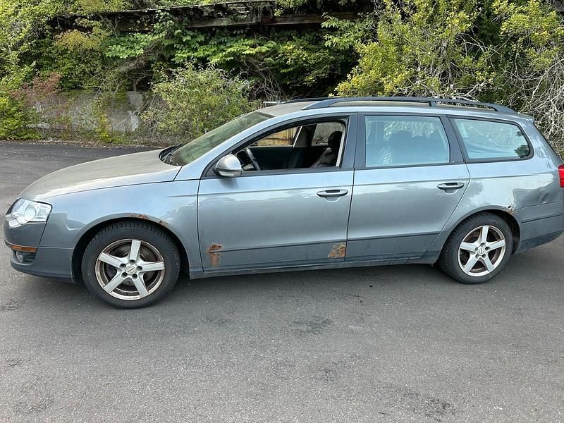 Grau Gebraucht 2007 VW Passat Kombi | 699 € (Superpreis) - Bild 1/4