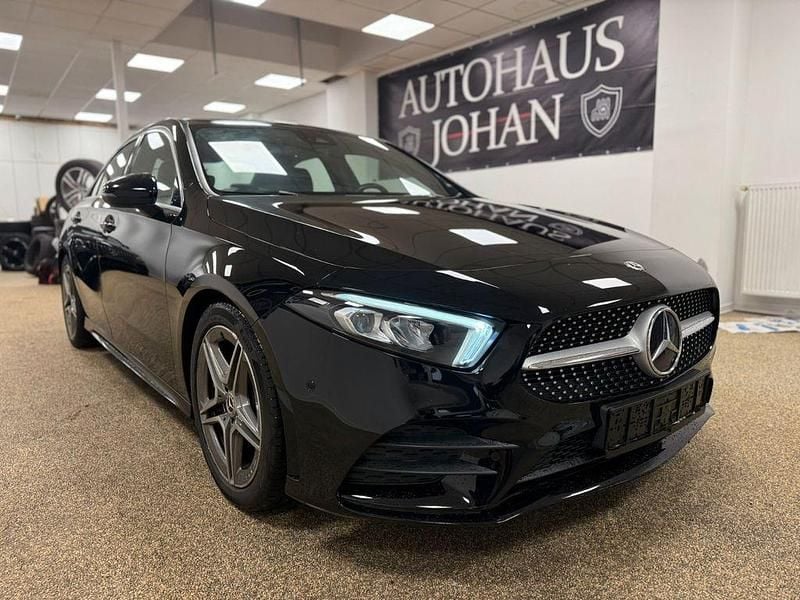 Schwarz Gebraucht 2020 Mercedes A180 AMG line Limousine | 20.490 € (Superpreis) - Bild 1/4