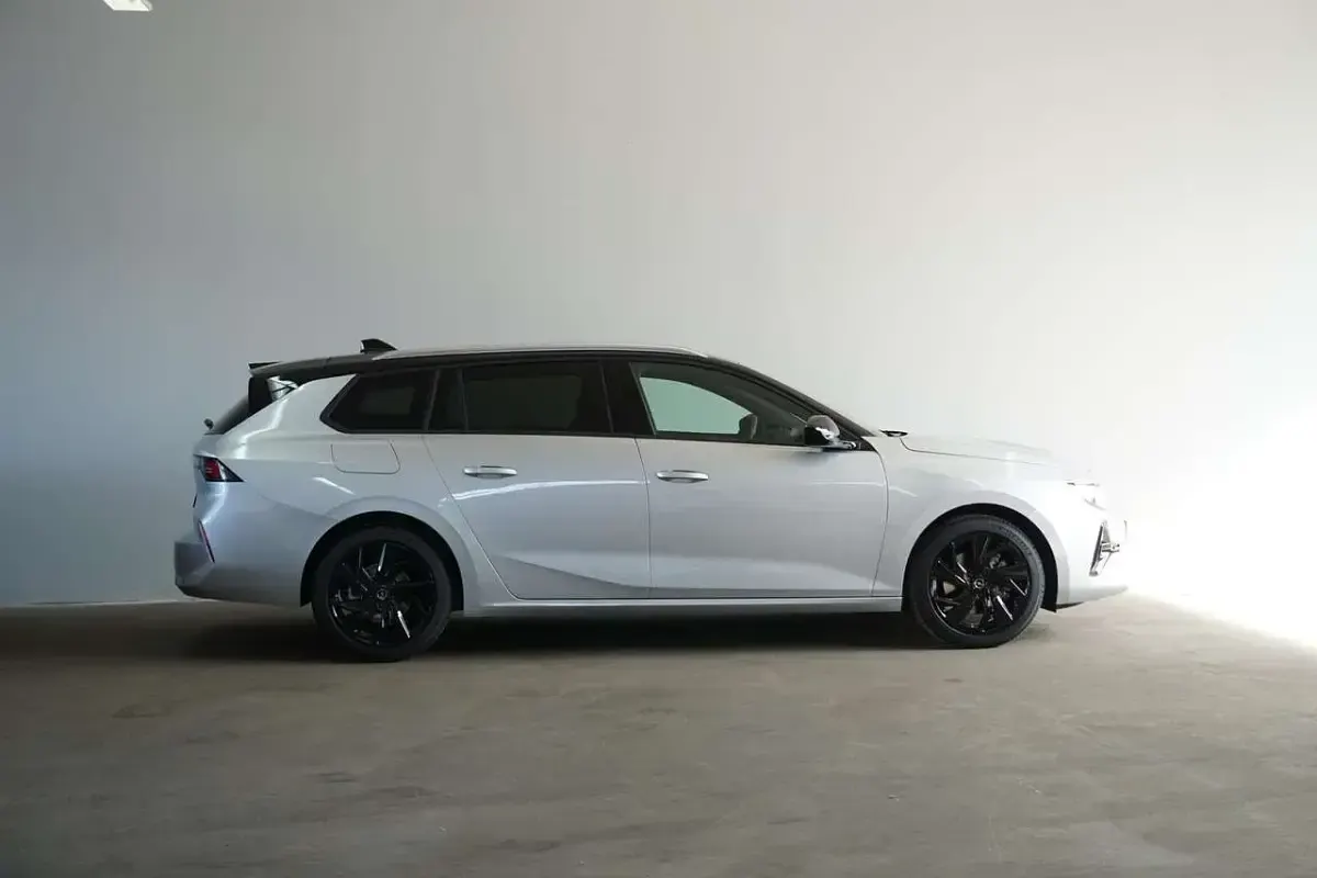 Gebraucht Opel Astra 131 PS (96 kW) 2023 Silber Kleinwagen
