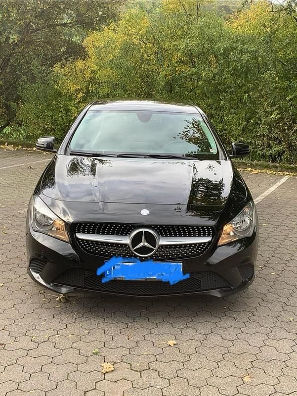 Schwarz Gebraucht 2016 Mercedes 180 Limousine | 12.500 € - Bild 1/4