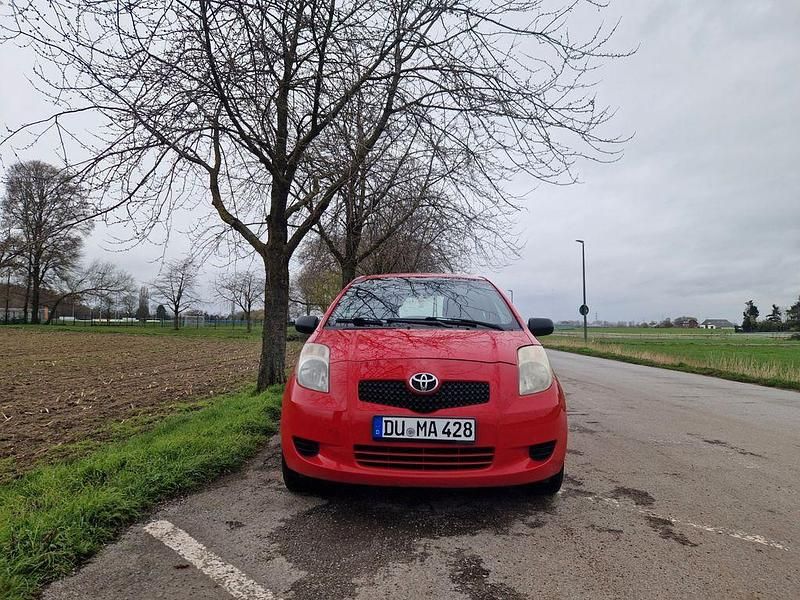 Gebraucht Toyota Yaris 69 PS (50 kW) 2006 Rot Limousine