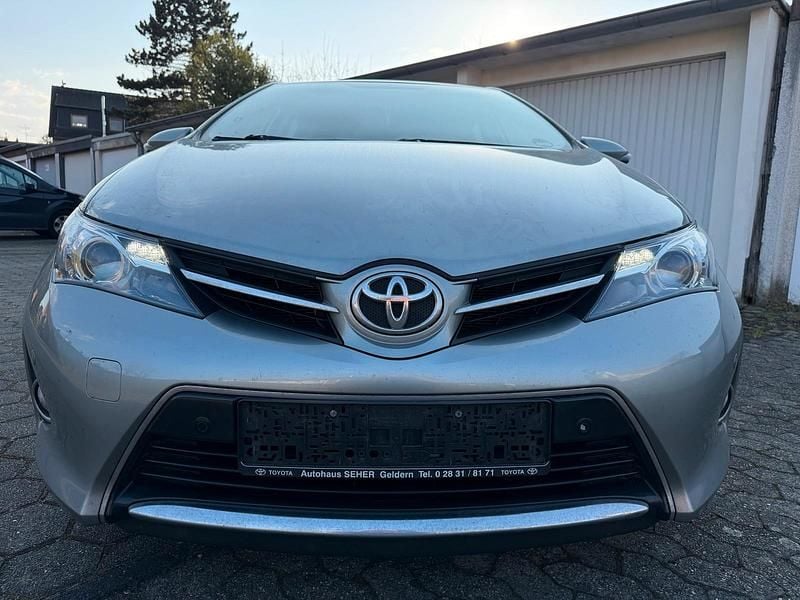 Gebraucht Toyota Auris 99 PS (72 kW) 2013 Grau Limousine