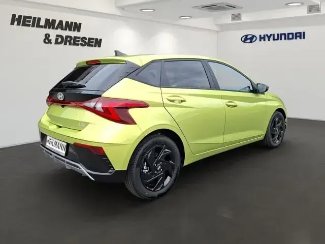 Neu Hyundai i20 Blackline 90 PS (66 kW) 2026 Gelb Kleinwagen