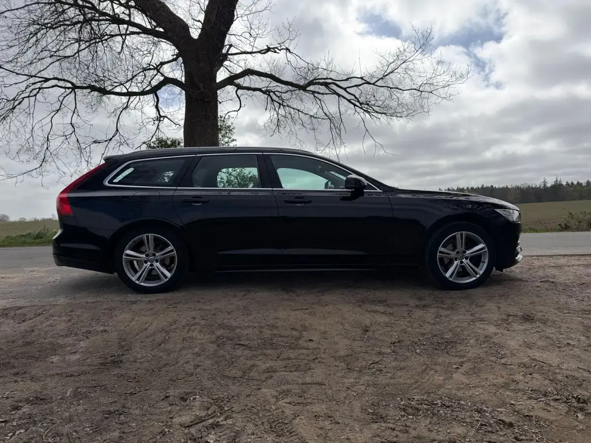 Gebraucht Volvo V90 Momentum 150 PS (110 kW) 2018 Schwarz Kombi