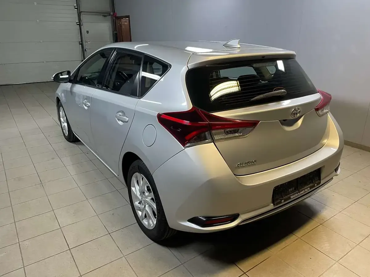 Gebraucht Toyota Auris Comfort 116 PS (85 kW) 2018 Silver metallic Limousine