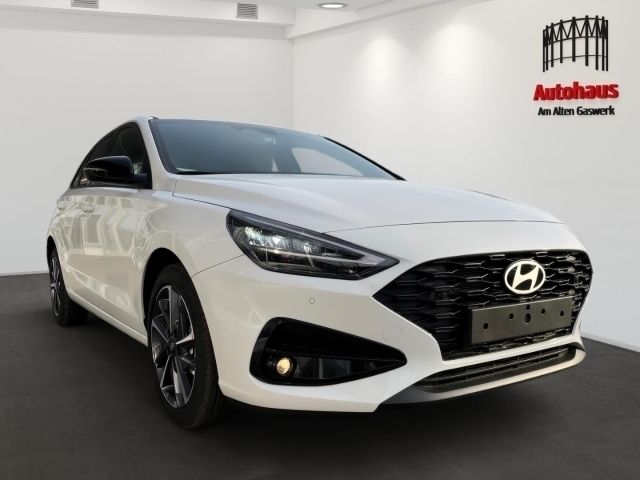 Weiss Gebraucht 2024 Hyundai i30 Advantage Limousine | 25.985 € (Guter Preis) - Bild 1/4