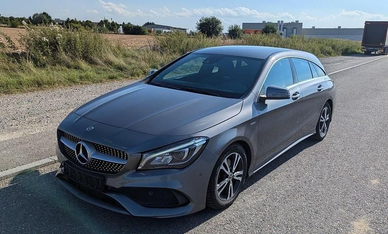Grau Gebraucht 2018 Mercedes CLA180 Shooting Brake AMG Kombi | 16.250 € - Bild 1/4