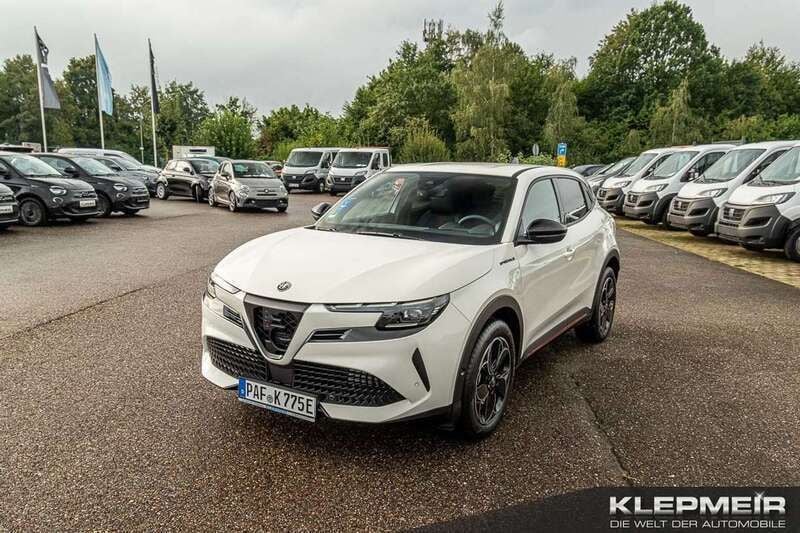 Weiß Gebraucht 2024 Alfa Romeo Junior Edizione Speciale Limousine | 37.990 € (Guter Preis) - Bild 1/4