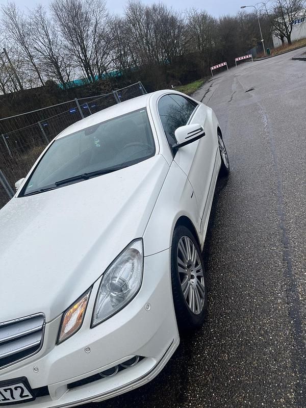 Gebraucht Mercedes E200 184 PS (135 kW) 2010 Weiß Coupé