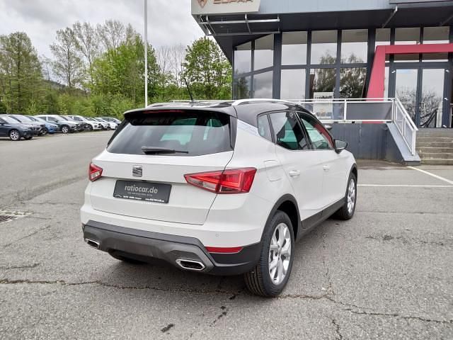 Weiss/midnight schwarz Gebraucht 2024 Seat Arona FR SUV | 21.660 € (Fairer Preis) - Bild 1/4