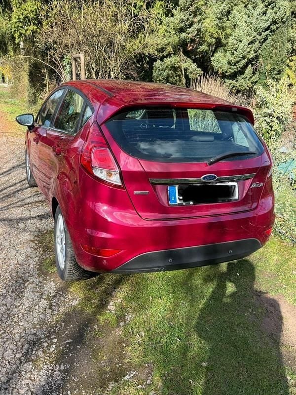 Gebraucht Ford Fiesta Titanium 101 PS (74 kW) 2013 Rot Kleinwagen