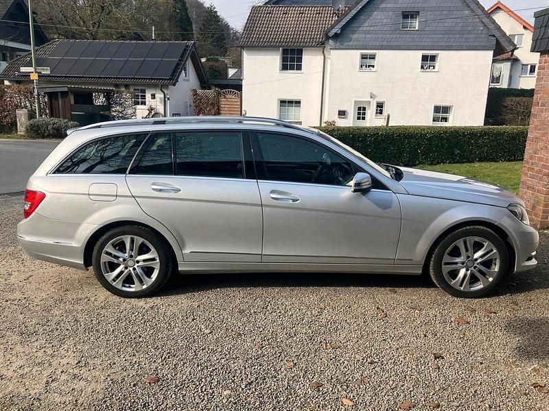 Gebraucht Mercedes C180 156 PS (114 kW) 2014 Schwarz Kombi
