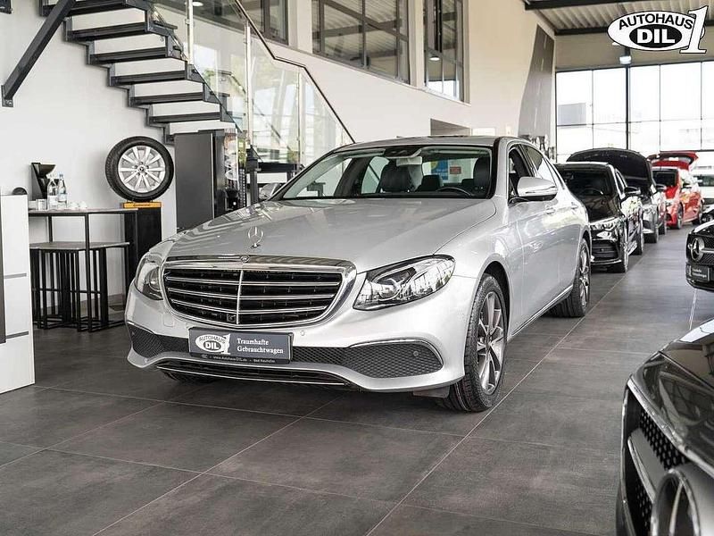 Gebraucht Mercedes E220 194 PS (142 kW) 2018 Silber (iridiumsilber  metalliclack) Limousine