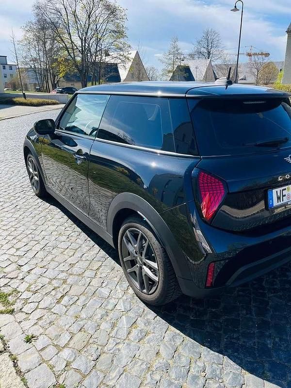 Gebraucht Mini Cooper Essential 156 PS (114 kW) 2024 Schwarz Kleinwagen