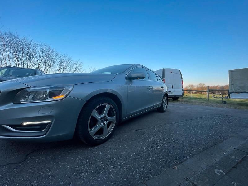 Gebraucht Volvo V60 181 PS (133 kW) 2014 Silber Kombi