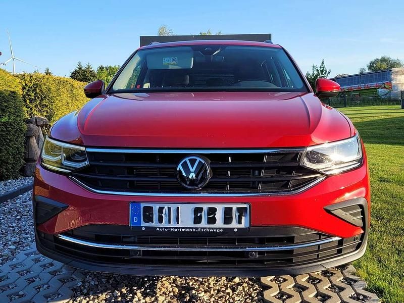 Rot Gebraucht 2022 VW Tiguan Life SUV | 34.500 € (Fairer Preis) - Bild 1/4