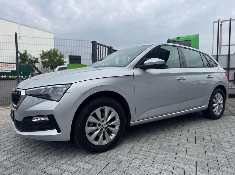 Brilliantsilber metallic Gebraucht 2023 Skoda Scala Style Kleinwagen | 17.950 € (Superpreis) - Bild 1/4