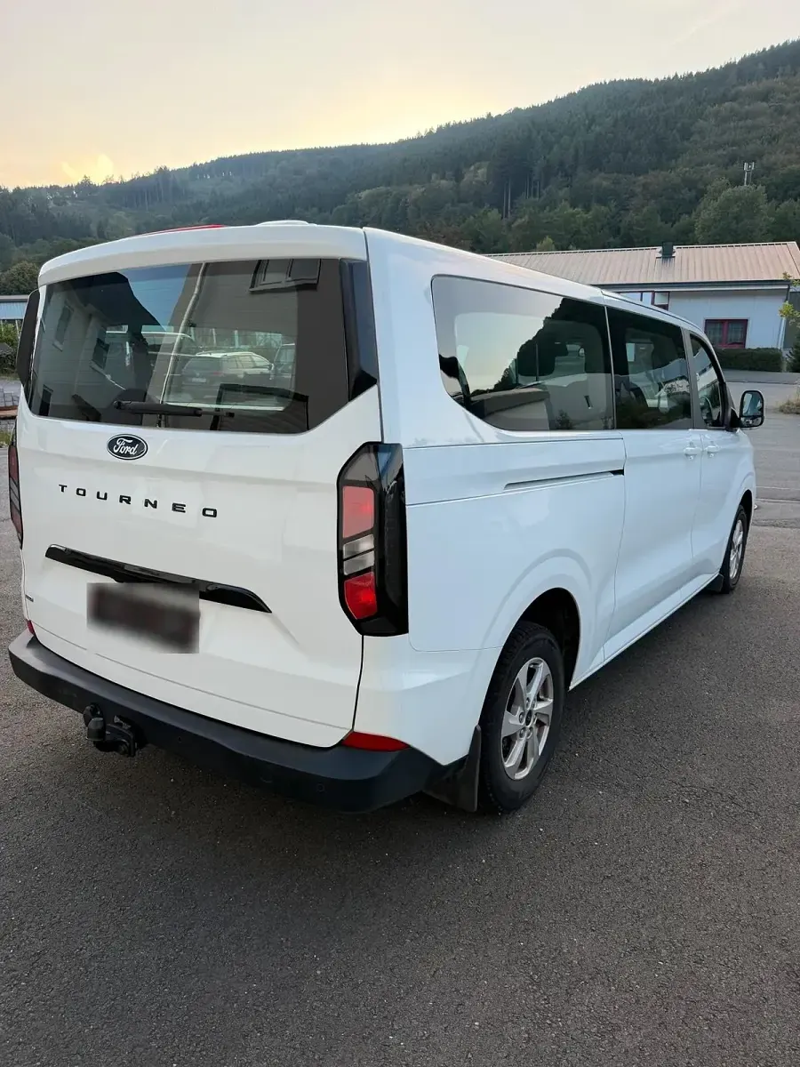 Gebraucht Ford Tourneo Custom Trend 233 PS (171 kW) 2024 Weiß Van