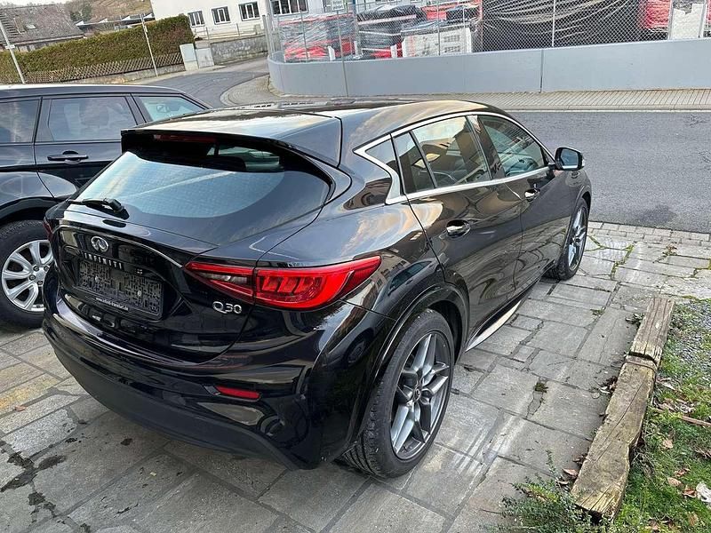 Gebraucht Infiniti Q30 Premium 109 PS (80 kW) 2017 City black Kleinwagen