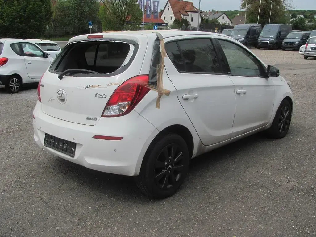Gebraucht Hyundai i20 75 PS (55 kW) 2014 Weiß Kleinwagen