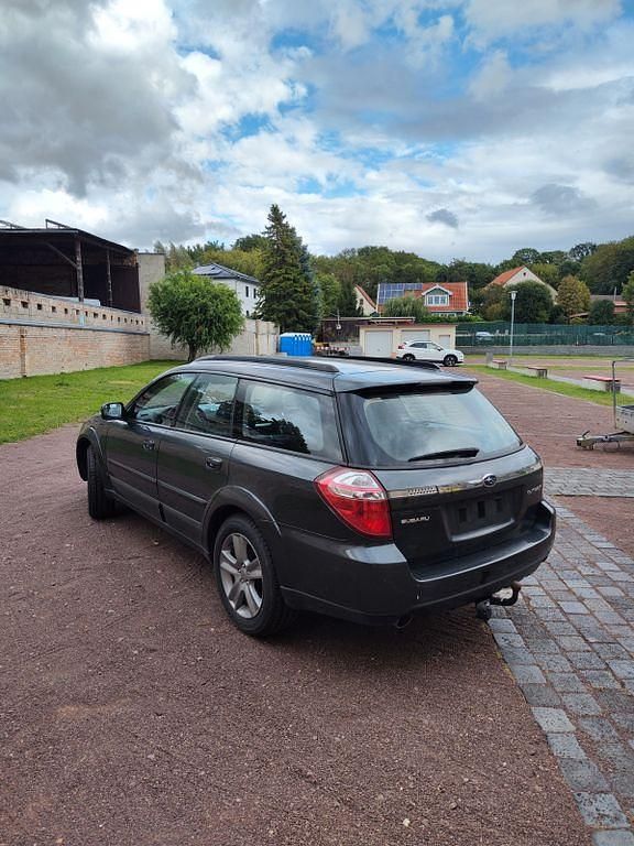 Grau Gebraucht 2007 Subaru Outback SUV | 8.000 € (Fairer Preis) - Bild 1/4