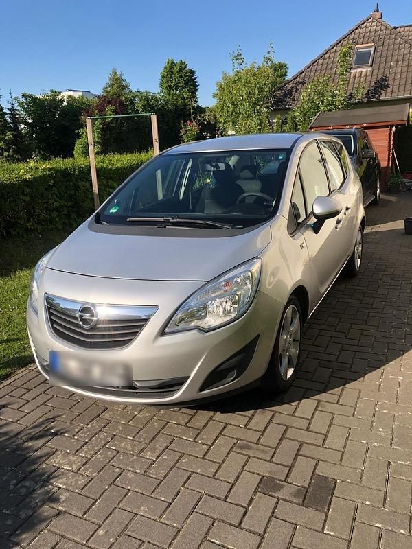 Silber Gebraucht 2011 Opel Meriva Van / Kleinbus | 3.999 € (Etwas zu teuer) - Bild 1/4