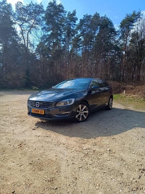 Grau Gebraucht 2013 Volvo V60 Kombi | 6.350 € (Superpreis) - Bild 1/4