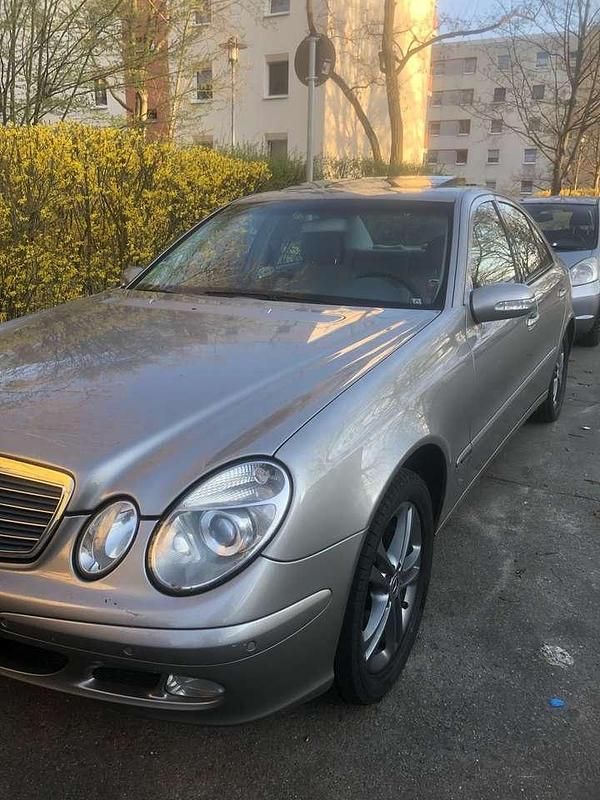 Bronze Gebraucht 2003 Mercedes E200 Classic Limousine | 3.499 € (Guter Preis) - Bild 1/4
