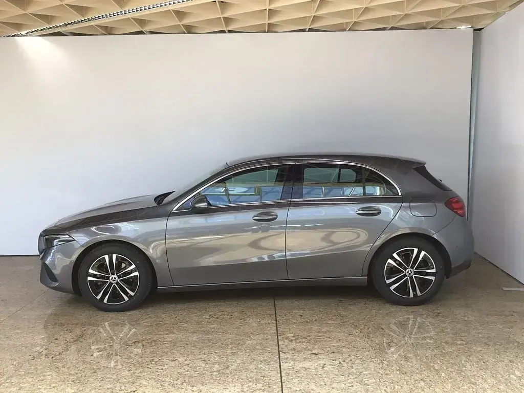 Gebraucht Mercedes A200 Advanced 150 PS (110 kW) 2025 lack mountaingrau Limousine
