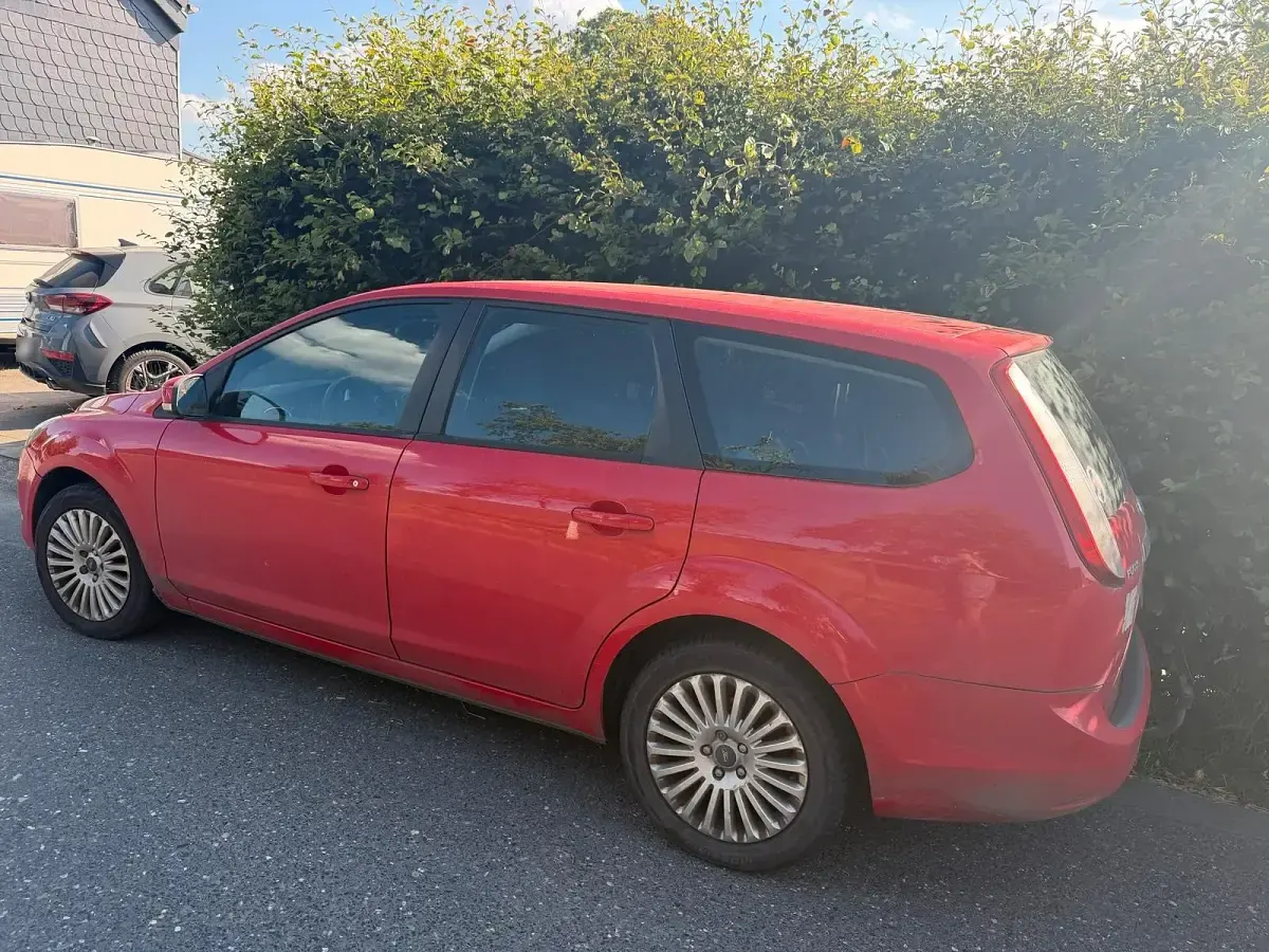 Gebraucht Ford Focus 105 PS (77 kW) 2009 Rot Kombi