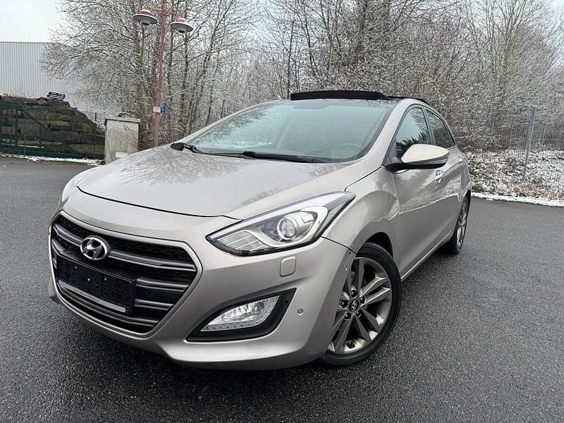 Grau Gebraucht 2016 Hyundai i30 Premium Limousine | 6.490 € (Guter Preis) - Bild 1/4