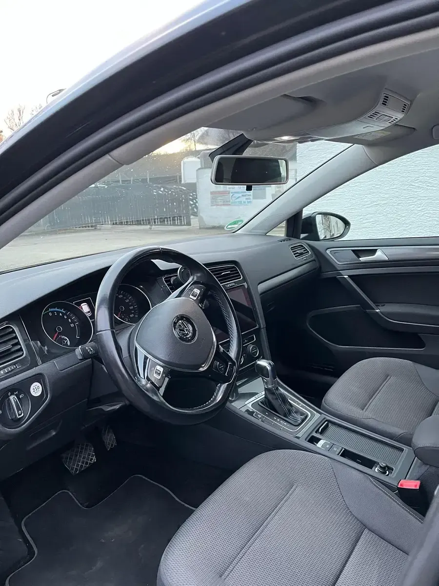 Gebraucht VW e-Golf 100 kW (136 PS) 2018 Schwarz Kleinwagen