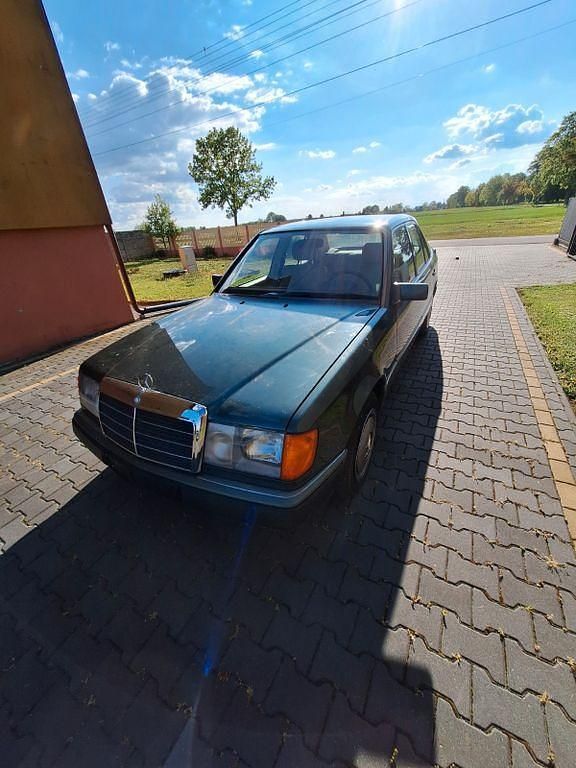 Gebraucht Mercedes E230 132 PS (97 kW) 1992 Grün Limousine
