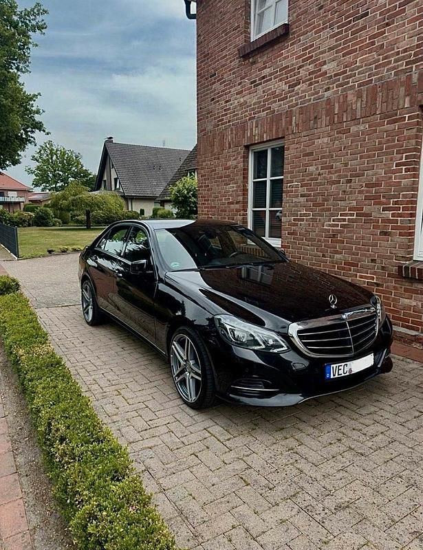 Schwarz Gebraucht 2013 Mercedes E350 Elegance Limousine | 10.200 € (Etwas zu teuer) - Bild 1/4