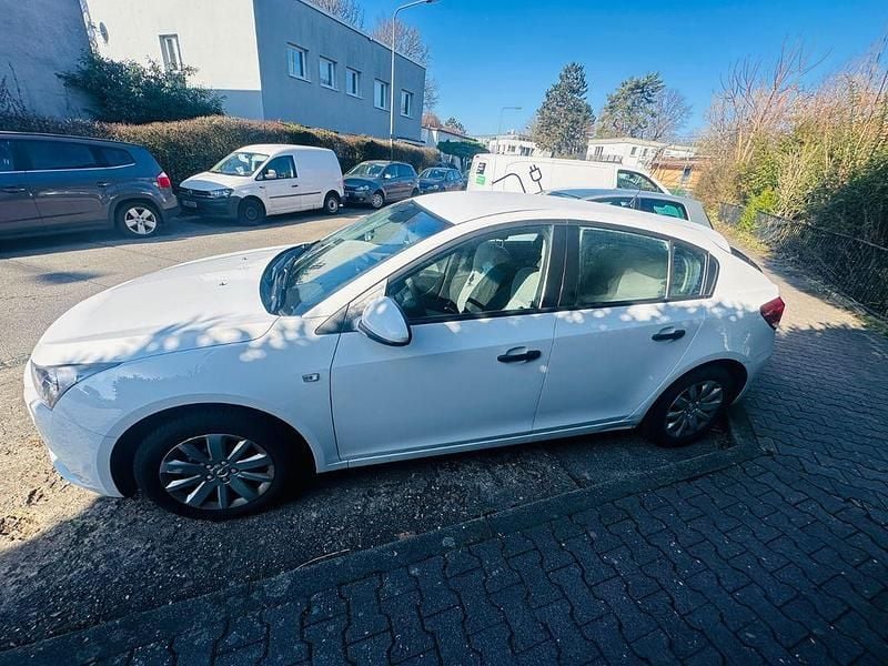 Gebraucht Chevrolet Cruze LS 124 PS (91 kW) 2012 Weiß Limousine