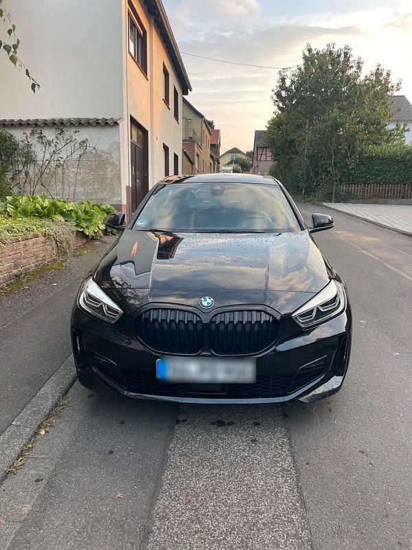 Schwarz Gebraucht 2021 BMW 118 M Sport Kleinwagen | 22.500 € (Fairer Preis) - Bild 1/4
