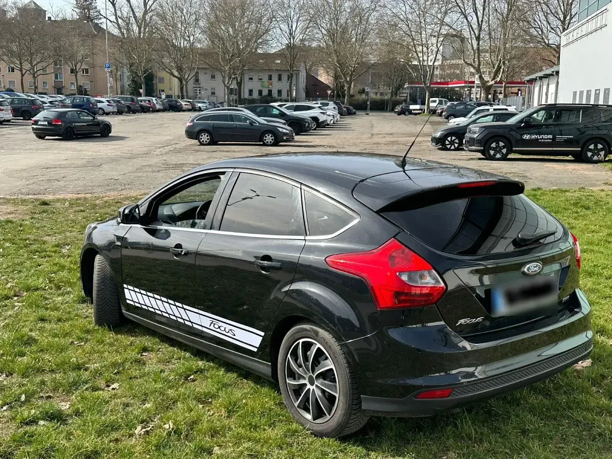 Gebraucht Ford Focus 125 PS (91 kW) 2014 Schwarz Coupé