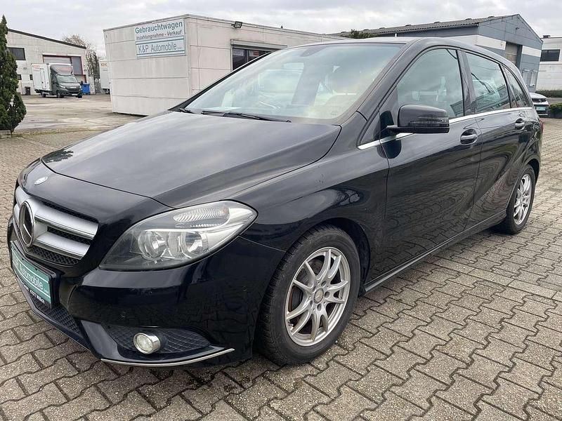 Kosmosschwarz metalliclack Gebraucht 2012 Mercedes B180 Van / Kleinbus | 9.285 € (Fairer Preis) - Bild 1/4