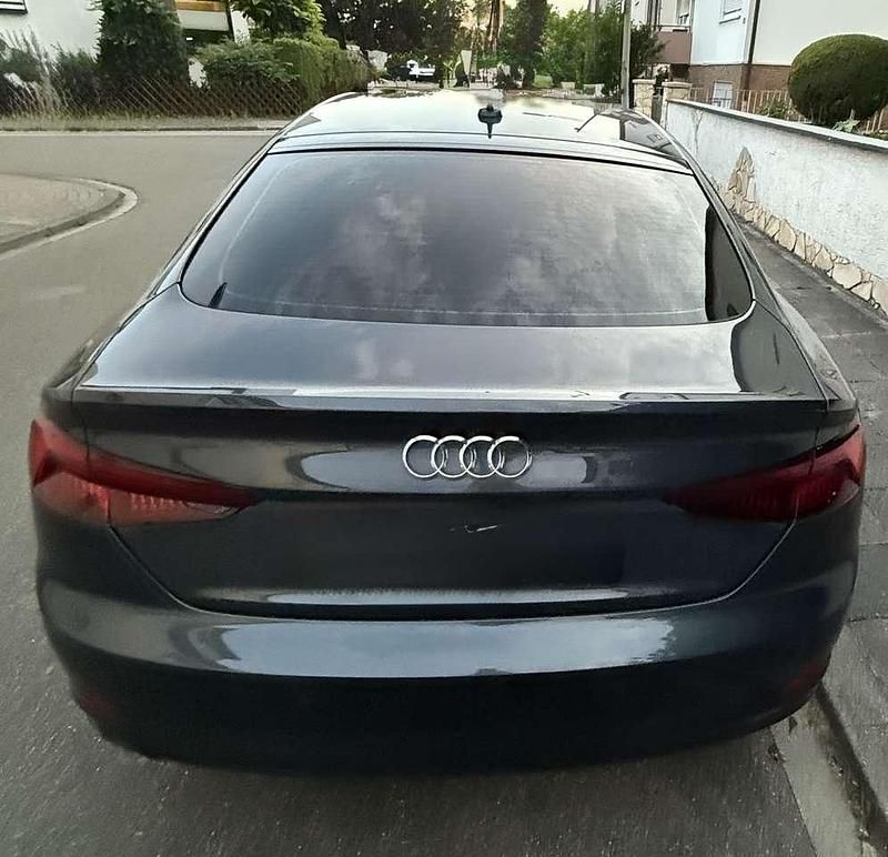 Grau Gebraucht 2019 Audi A5 Sportback Ambiente Limousine | 22.000 € (Superpreis) - Bild 1/4