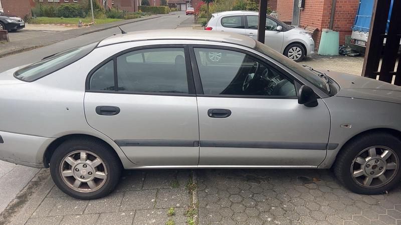 Silber Gebraucht 2000 Mitsubishi Carisma Limousine | 600 € - Bild 1/4