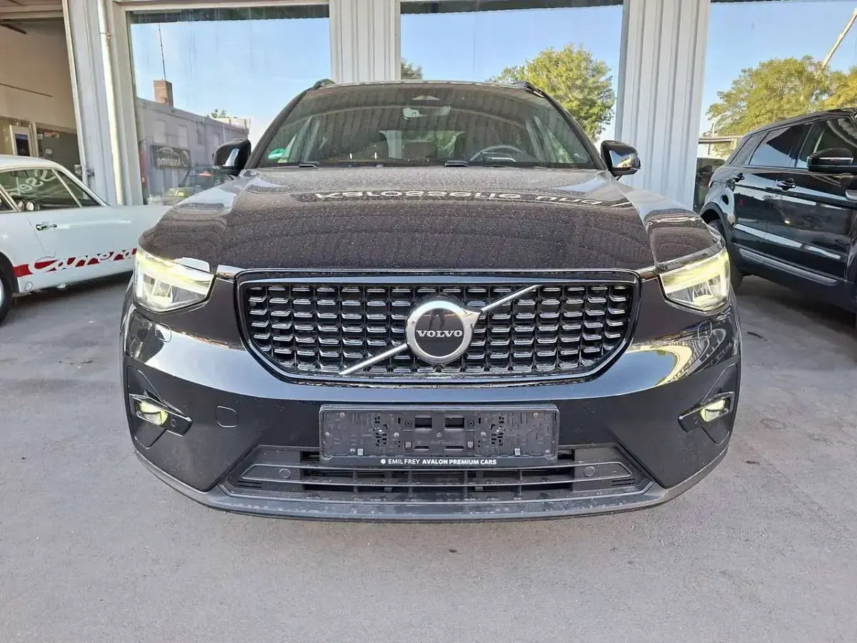 Gebraucht Volvo XC40 Plus 197 PS (144 kW) 2023 Onyx black / metallic SUV