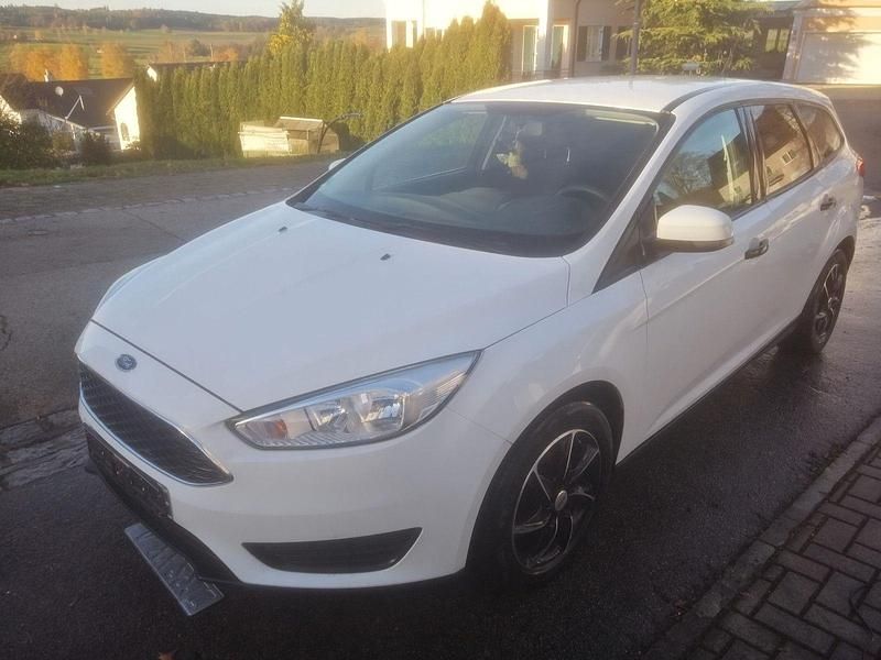 Weiß Gebraucht 2015 Ford Focus Trend Kombi | 8.700 € (Fairer Preis) - Bild 1/4