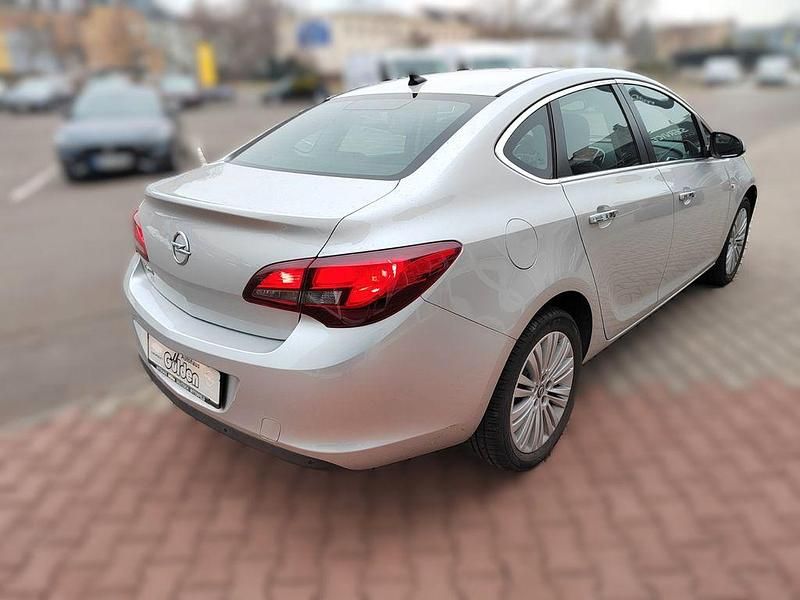 Gebraucht Opel Astra Innovation 116 PS (85 kW) 2013 Silber Limousine